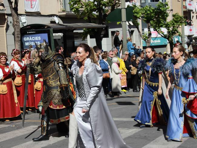 El aflérez cristiano, Santi Castelló, con la favorita, su esposa Nuria Artuñedo