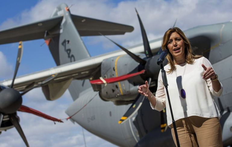 GRA169. SEVILLA, 14/09/2015.- La presidenta de la Junta de Andalucía, Susana Díaz, durante su visita hoy a la planta de San Pablo de Airbus Defence and Space, donde se realiza el ensamblaje del avión militar A400M, en el que ha sido el primer acto en su a