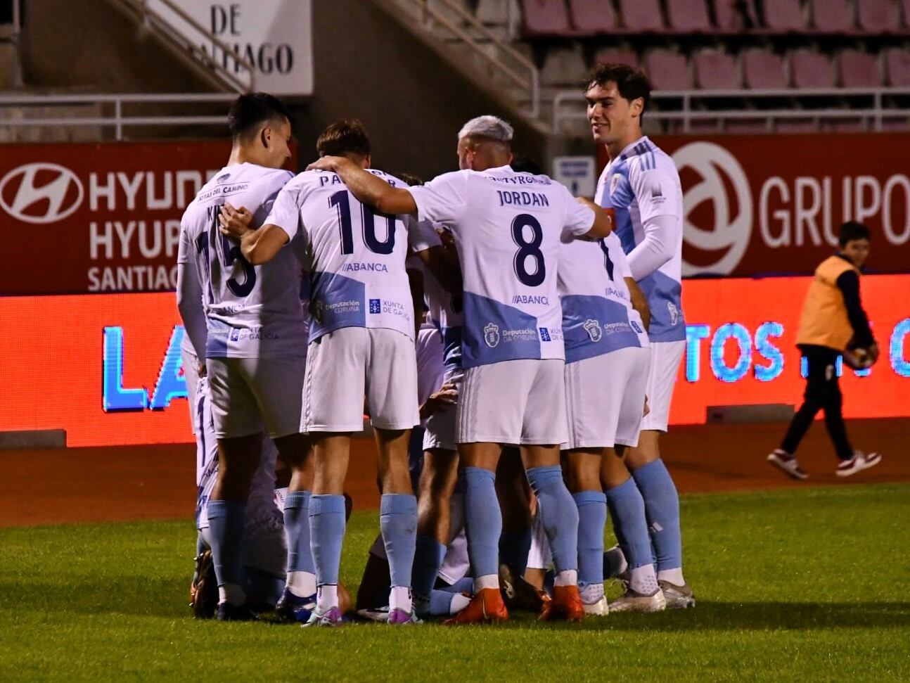 Los jugadores del Compostela celebran uno de los goles marcados al Cayón