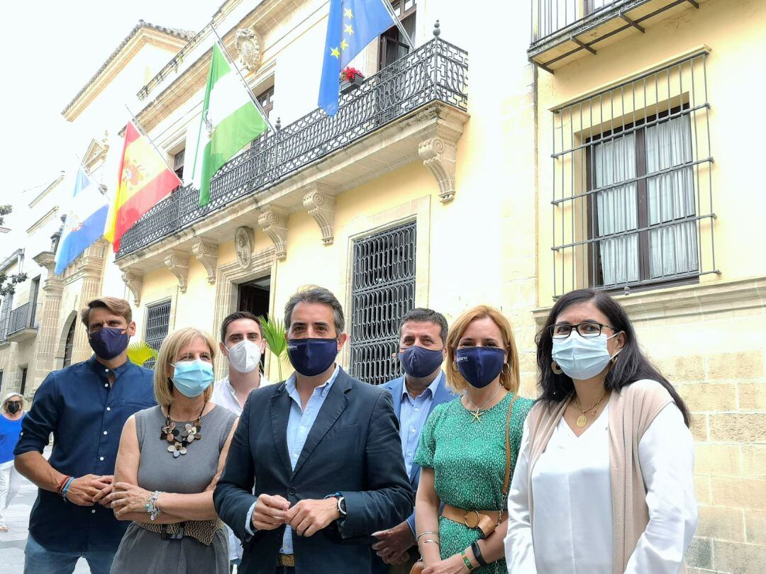 Antonio Saldaña junto al resto de los concejales del PP este miércoles a las puertas del Ayuntamiento de Jerez