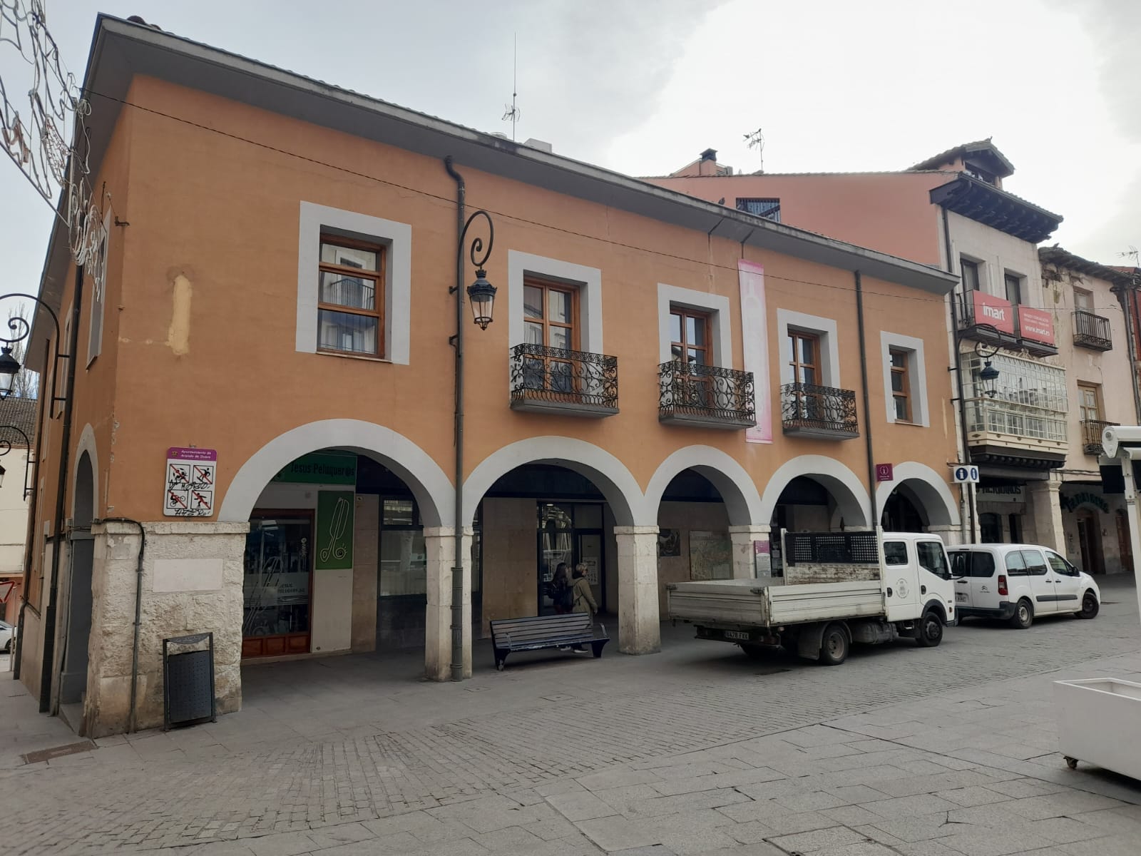 Operarios municipales trabajan revisan el edificio que alberga los servicios municipales de Obras, Urbanismo, Medio Ambiente, OMIC y Oficina de Turismo