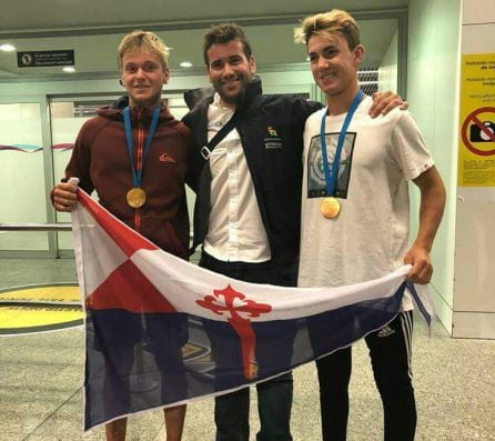 Martín Wizner y Pedro Ameneiro posan con su ex-entrenador, Bernard Paz, a su llegada de Australia