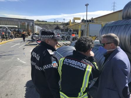 El jefe de bomberos informa al concejal de Seguridad Ciudadana