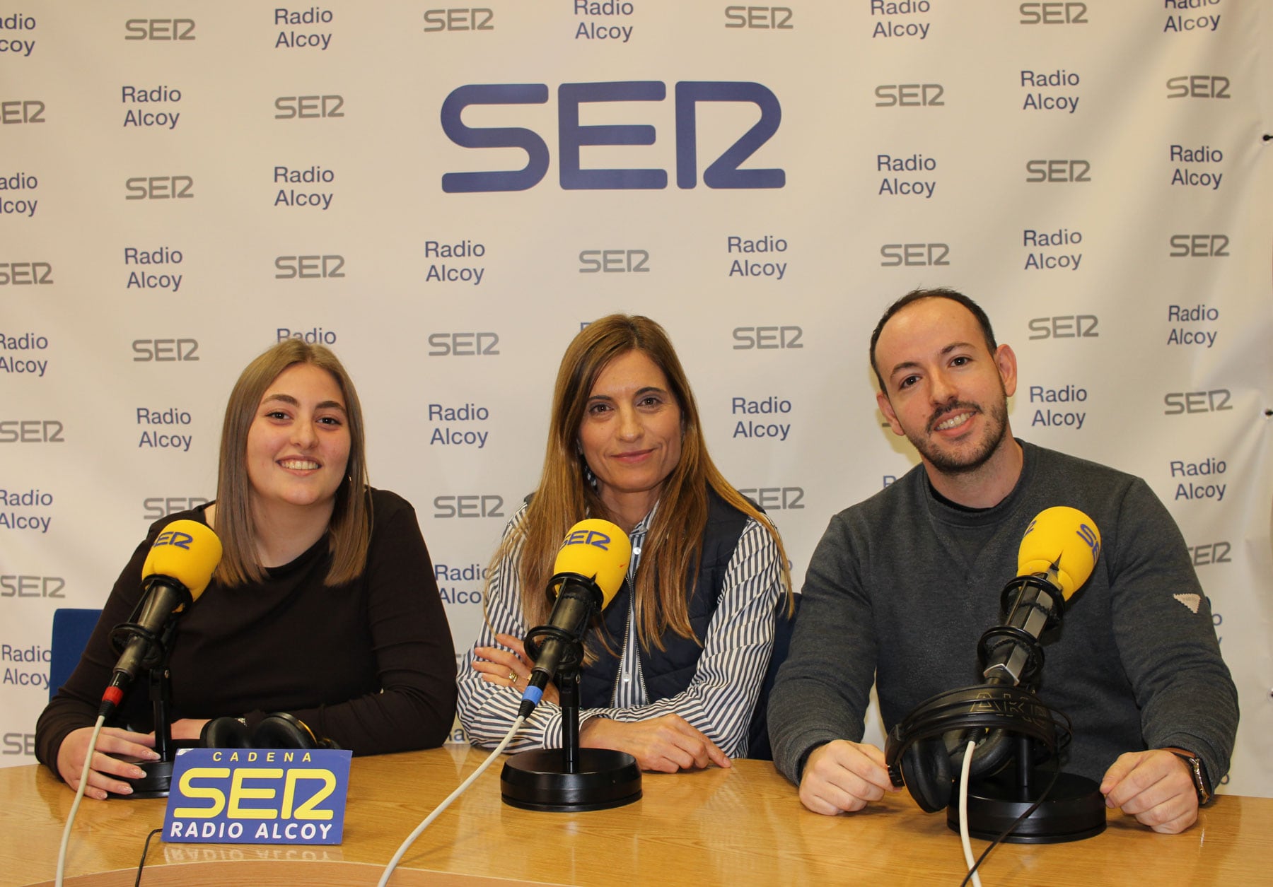 Claudia Ramírez, María José Sempere y Aldemar Romero, en el estudio central de Radio Alcoy