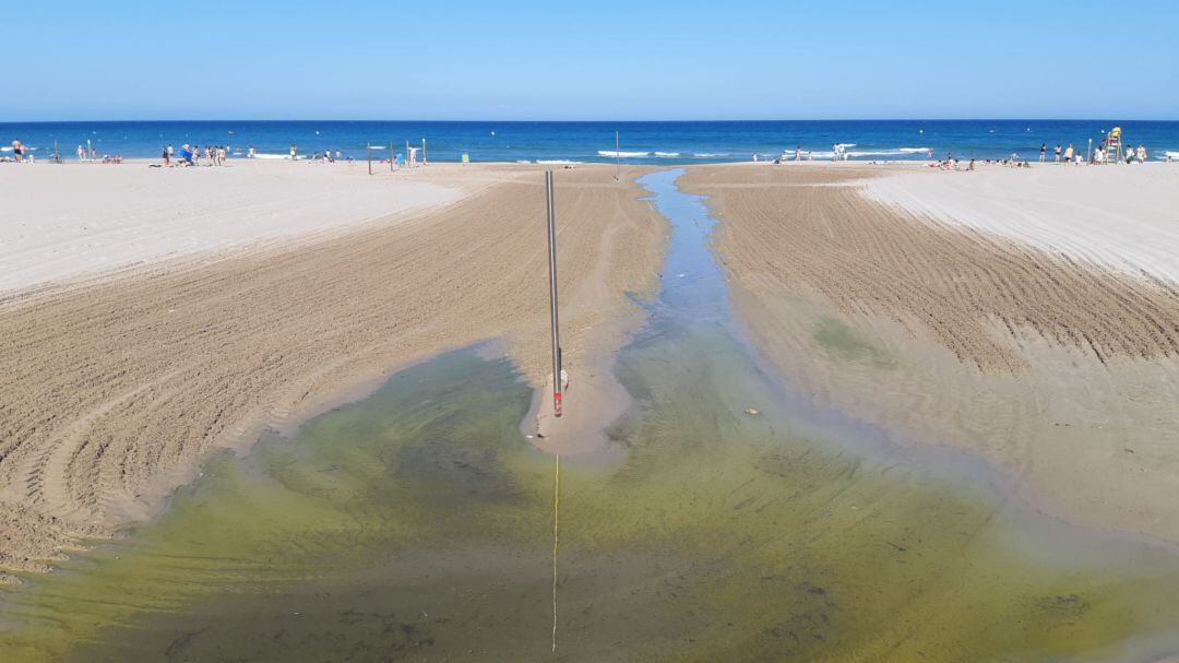 Tramo de la playa de San Juan en el que los vecinos denuncian vertidos de aguas residuales