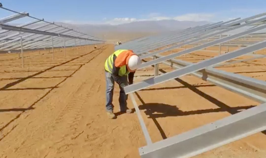 Imagen de archivo de la construcción de una planta solar 