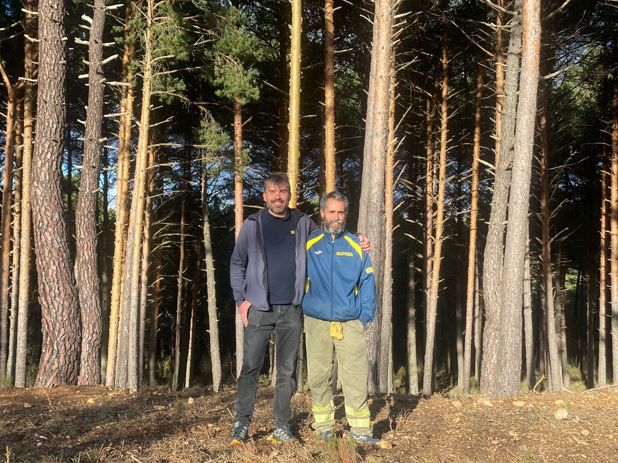 Juan Carlos González y Luis Martínez, bomberos forestales en Tabuyo del Monte.