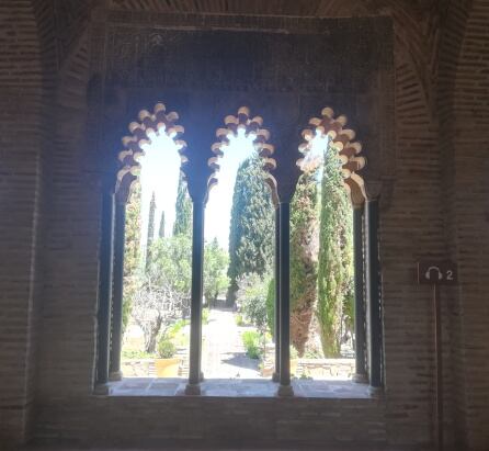 Una parte de los jardines desde el interior del Palacio de Galiana, Toledo