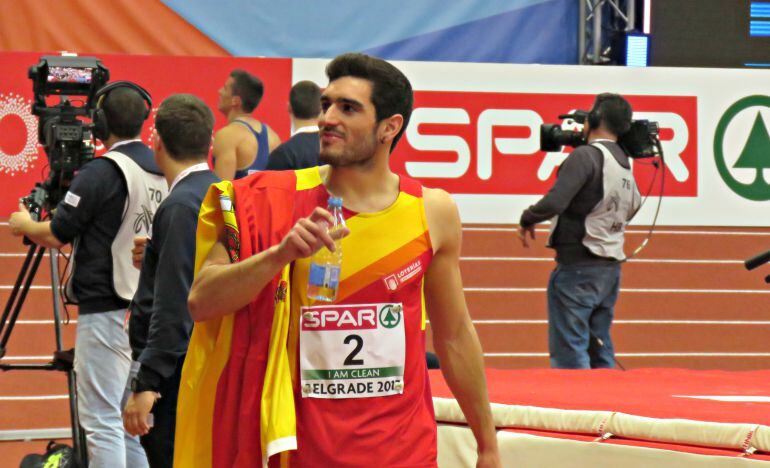 Jorge Ureña da la vuelta de honor al Kombank Arena tras ganar la plata