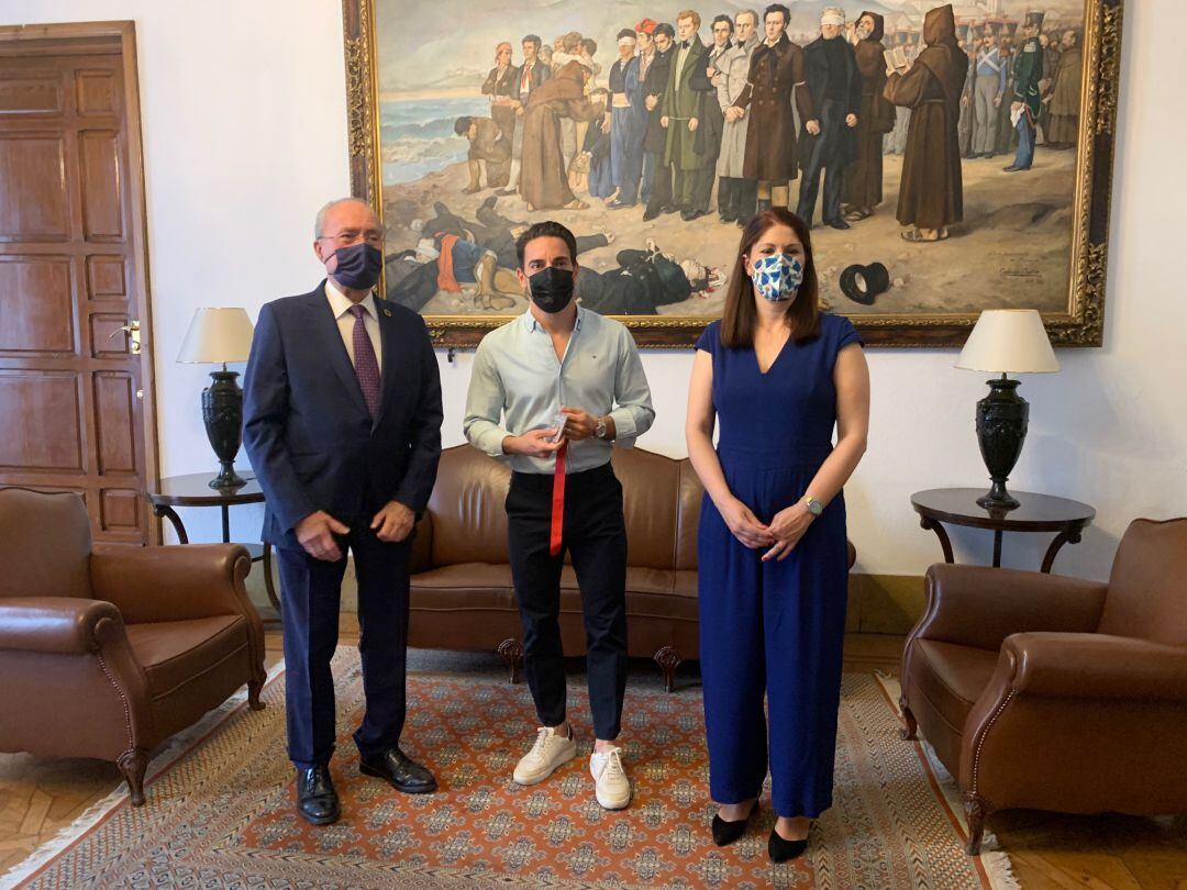 Damián Quintero junto al Alcalde Francisco de la Torre y la concejala de deportes Noelia Losada