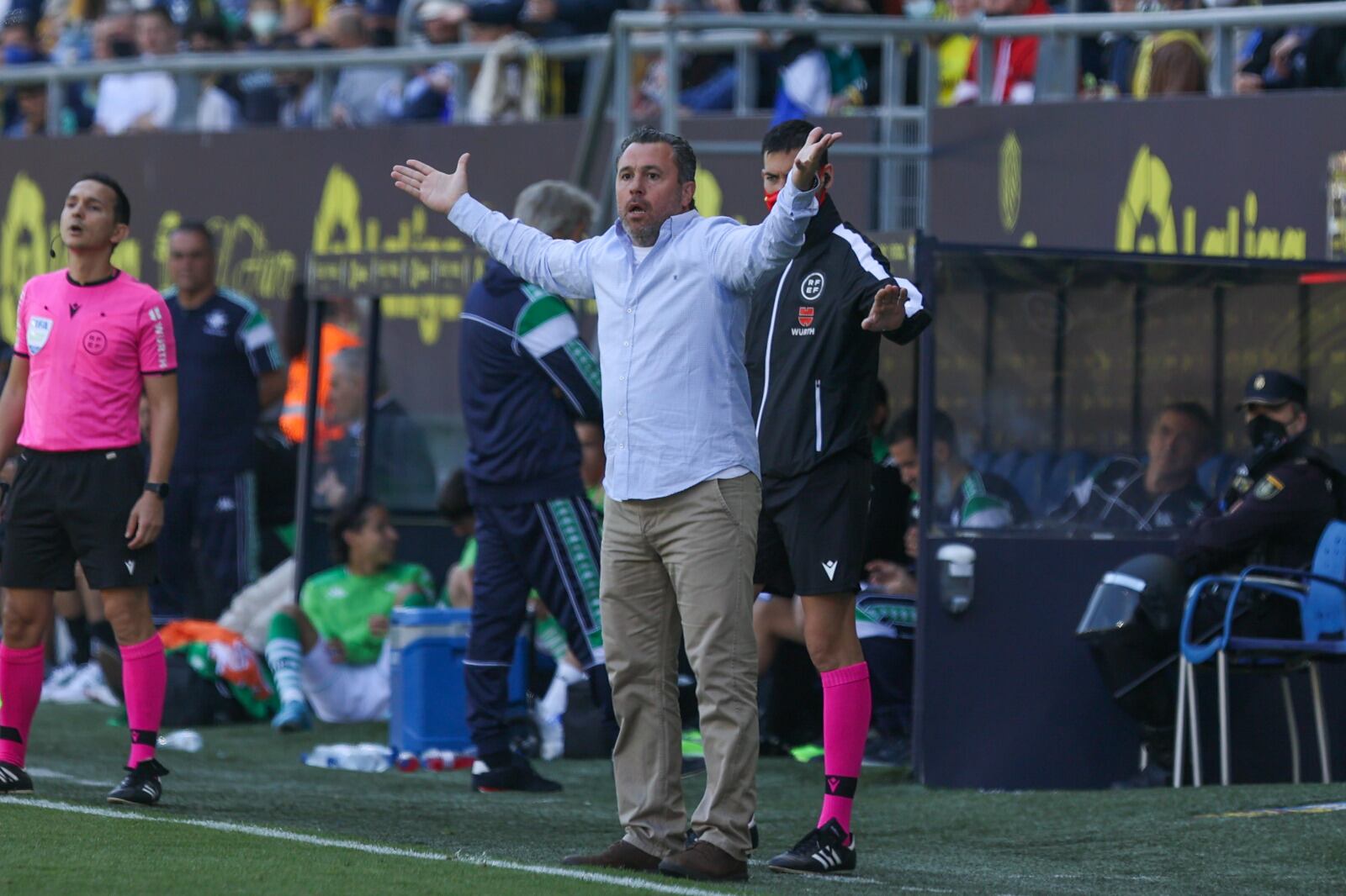 Sergio González entrenador del Cádiz CF protesta una acción