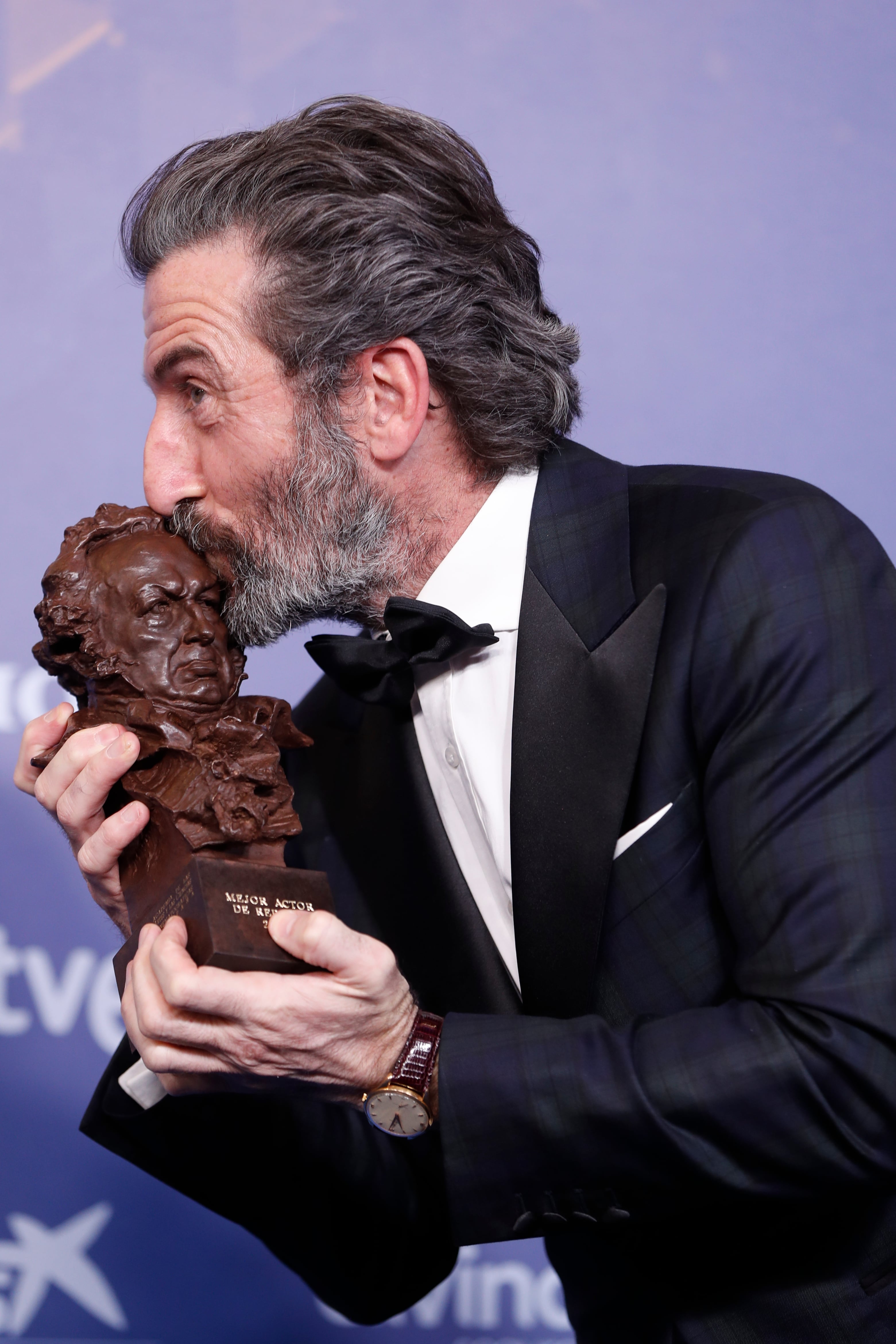 SEVILLA 11/02/2023.- Luis Zahera tras recibir el Goya al &quot;mejor actor de reparto&quot; por su trabajo en &quot;As bestas&quot; durante la gala de la XXXVII edición de los Premios Goya que se celebra este sábado en el Palacio de Congresos y Exposiciones FIBES de Sevilla. EFE/Jorge Zapata.
