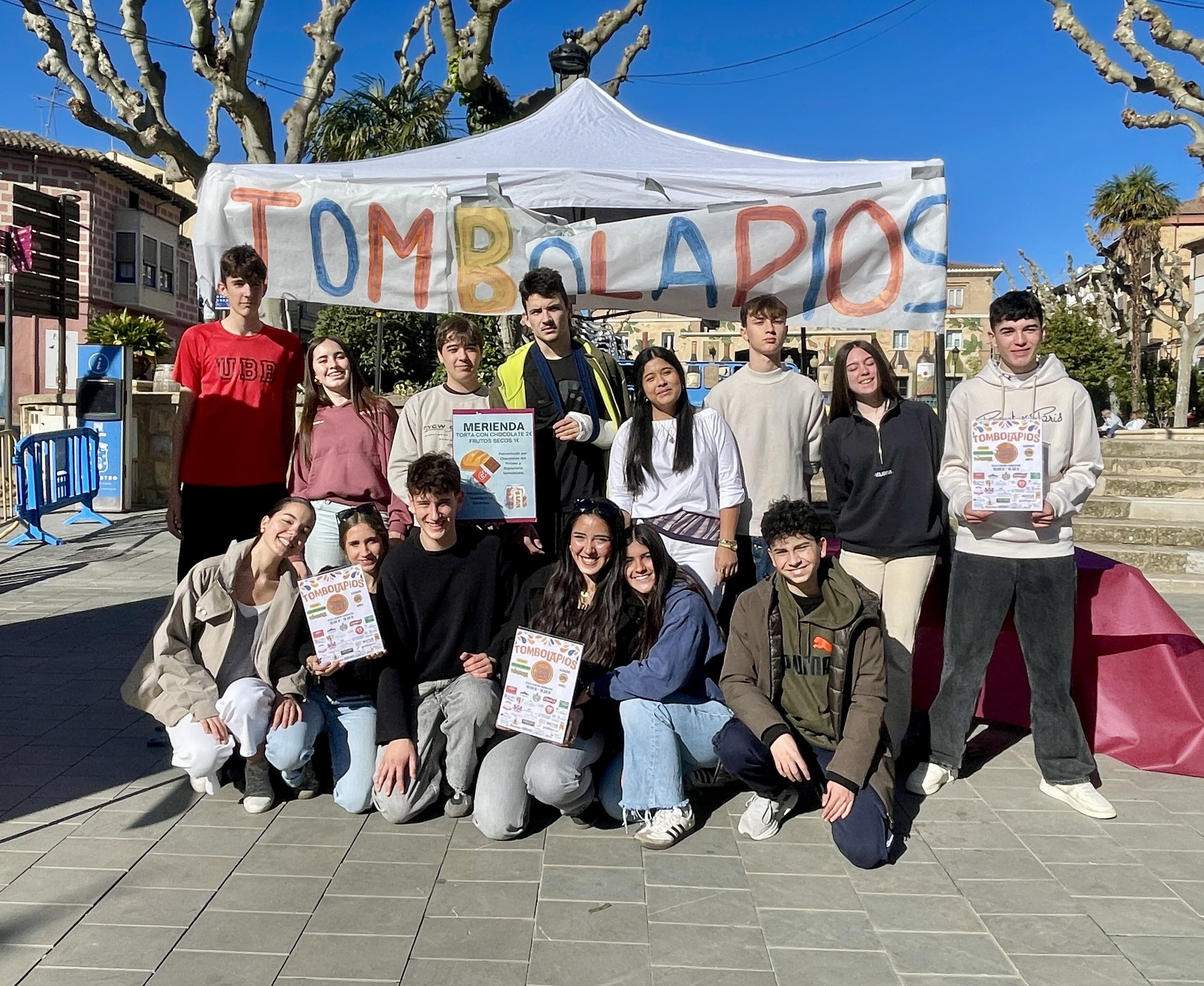 Foto de familia de los organizadores de la tómbola y talleres infantiles
