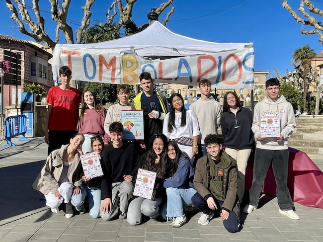 Foto de familia de los organizadores de la tómbola y talleres infantiles