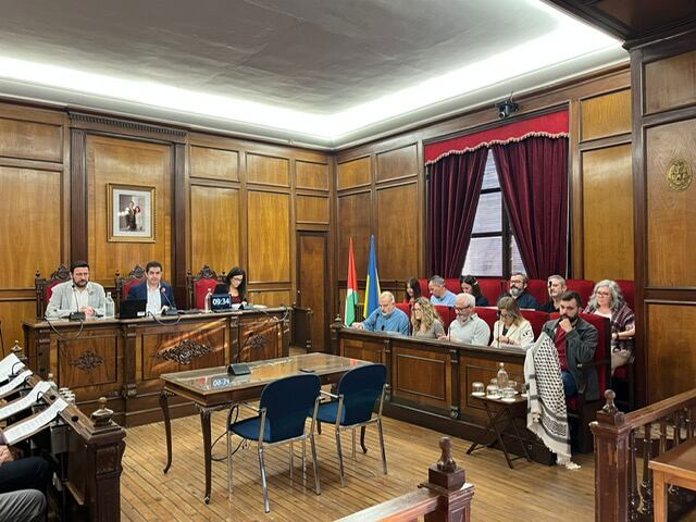 Pleno municipal con Raül Llopis, junto a Aroa y Teresa Sanjuan en una esquina.