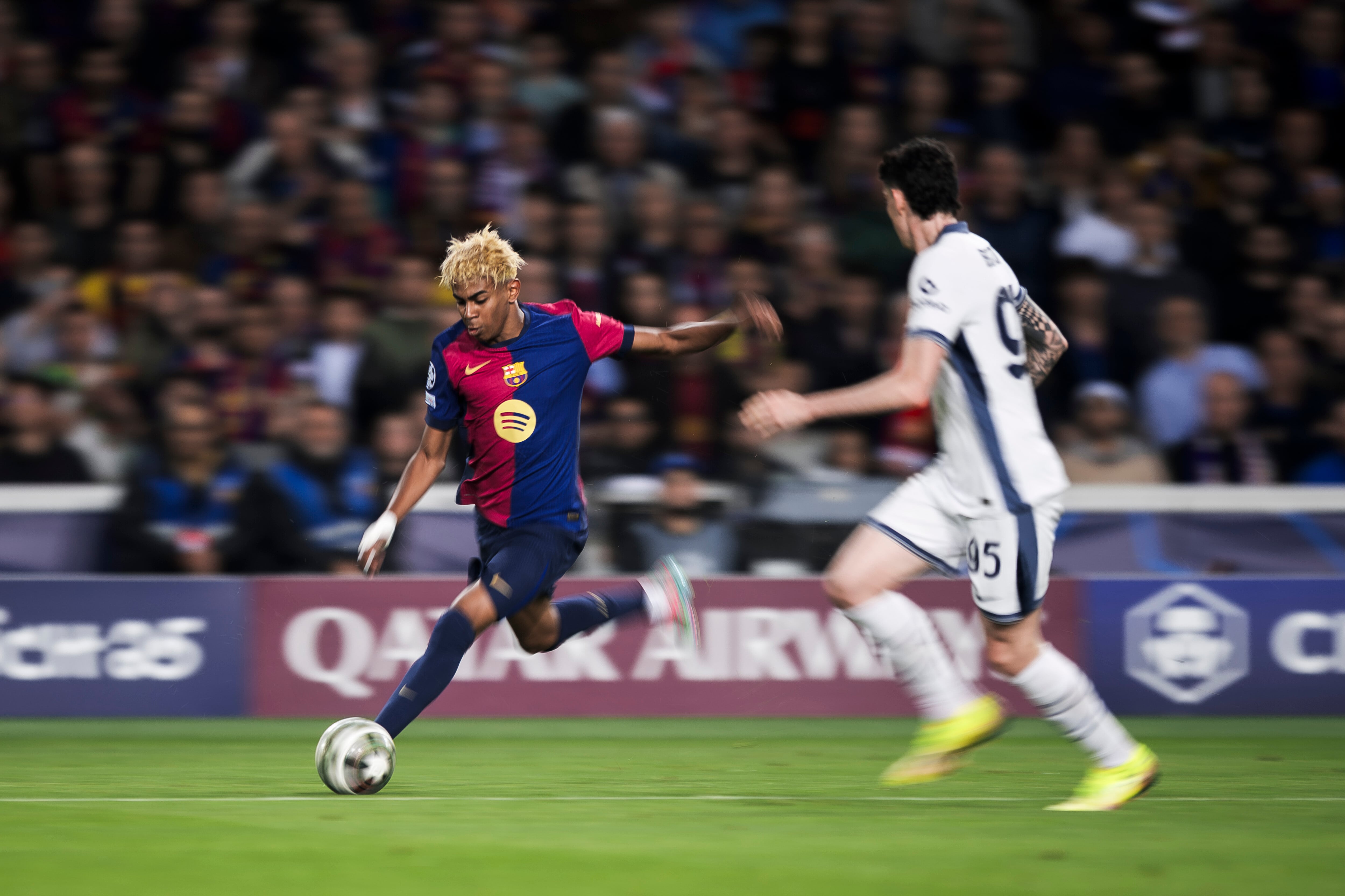 Lamine Yamal, ante Bastoni, durante el FC Barcelona-Inter de Milán de Champions League