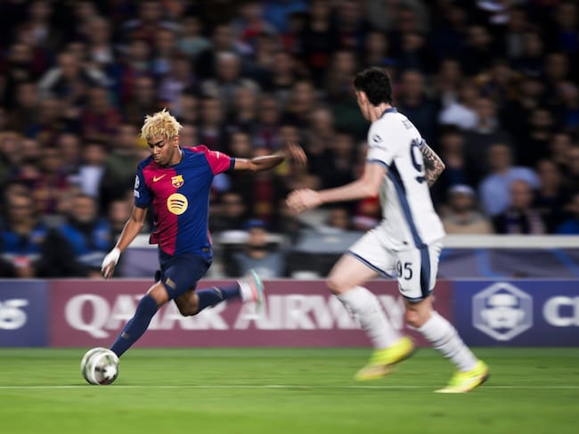 Lamine Yamal, ante Bastoni, durante el FC Barcelona-Inter de Milán de Champions League