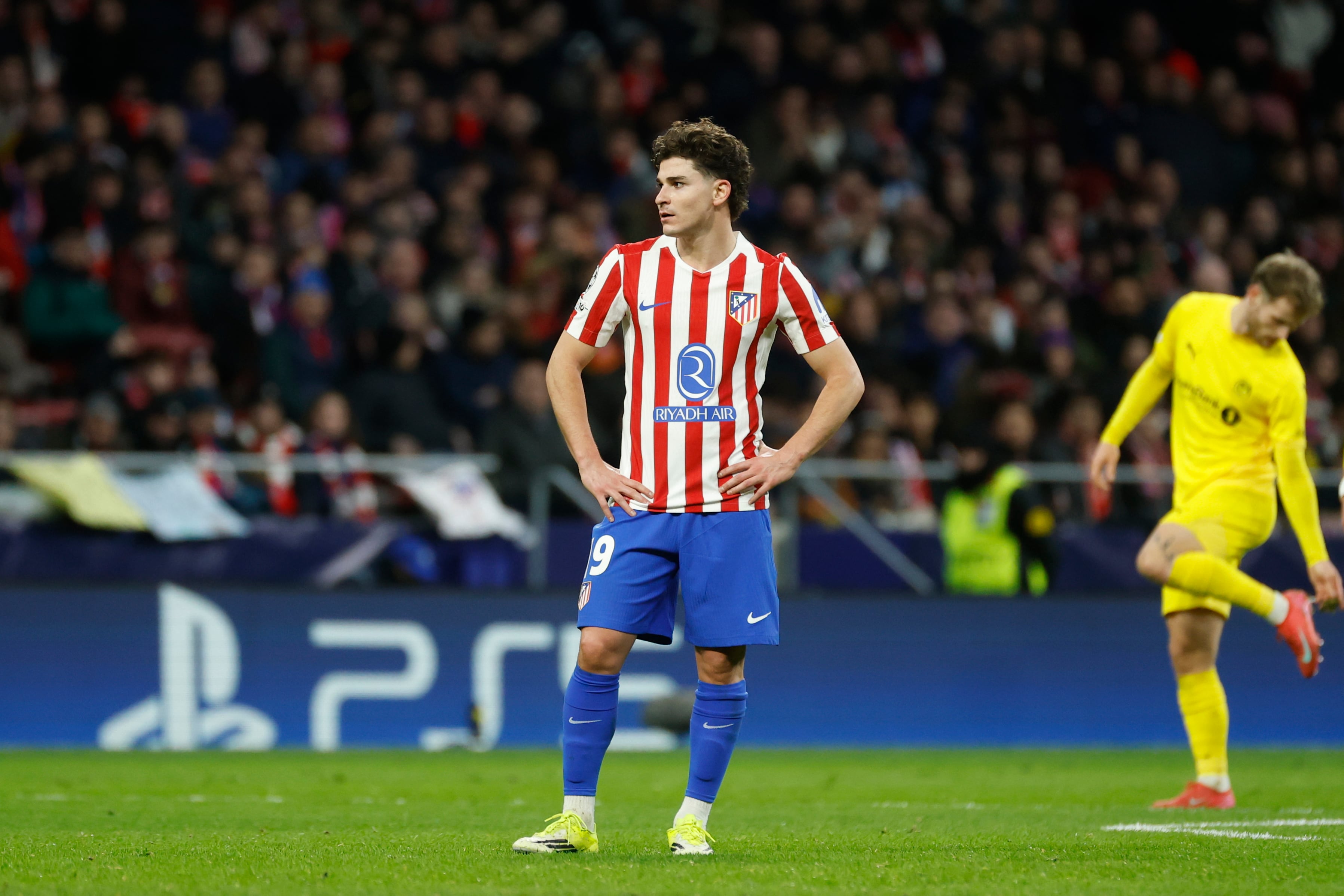 MADRID, 28/01/2026.- Julián Álvarez, del Atlético de Madrid, tras el segundo gol del Bodo/Glimt durante el encuentro correspondiente a la última jornada de la fase regular de la Liga de Campeones que disputan Atlético de Madrid y Bodo/Glimt hoy miércoles en el estadio Metropolitano, en Madrid. EFE/Juanjo Martín