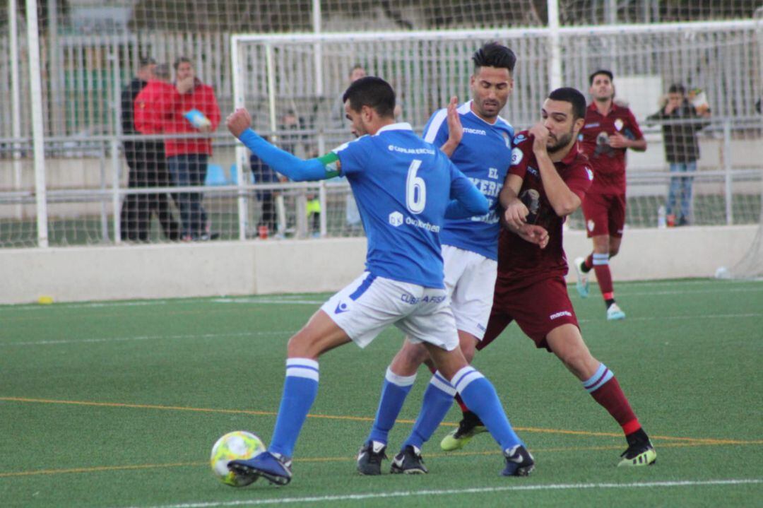 Isra y Verdú disputando unn balón con un futbolista del Arcos CF