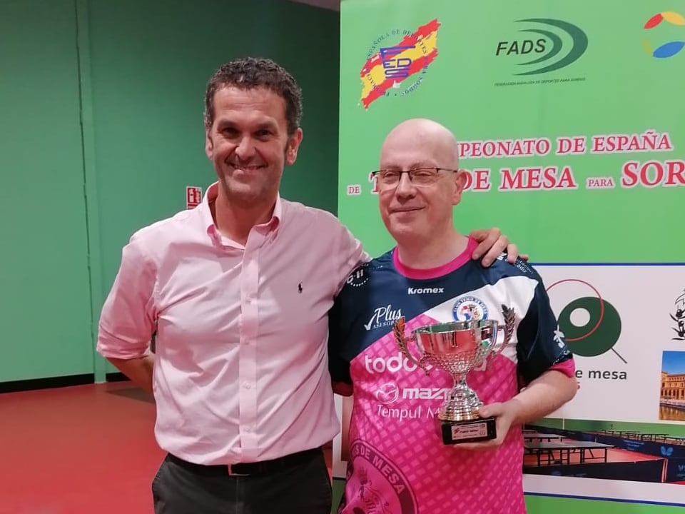 José Manuel Martínez, con la copa de campeón.