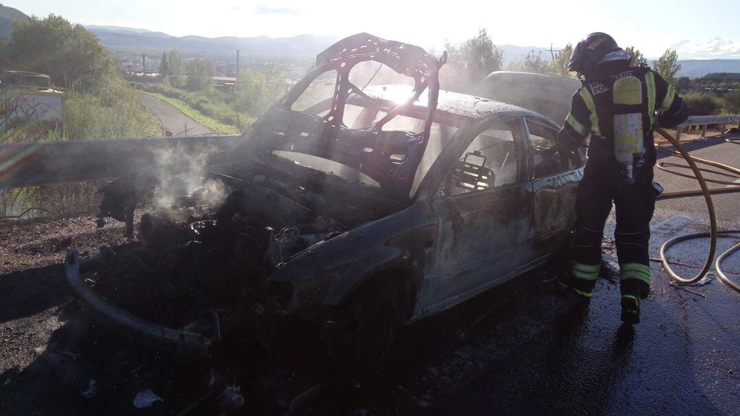 El incendio destruyó el vehículo por completo