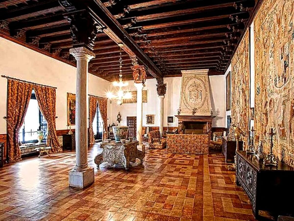 La Junta plantea que el archivo y el palacio de Medina Sidonia sean públicos "algún día"