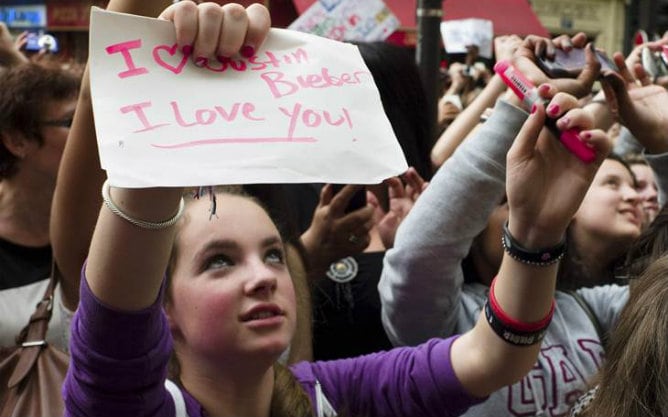 Las beliebers demuestran el cariño que le tienen al cantante en cada concierto