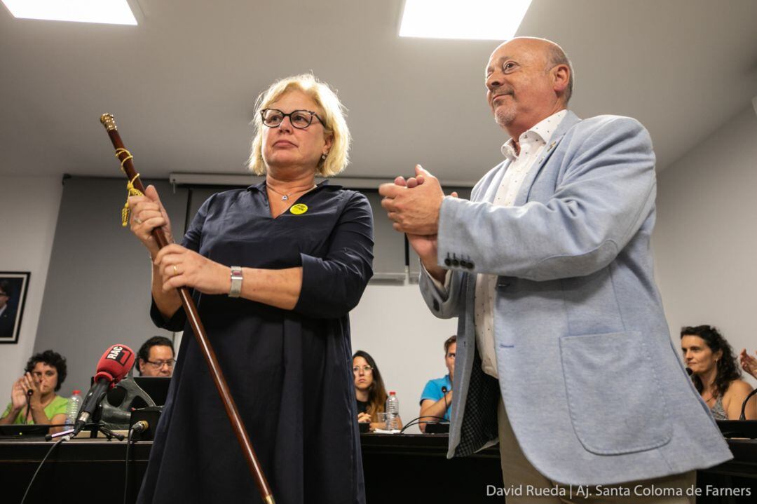 Pla mitjà de l'alcaldessa de Santa Coloma, Susagna Riera, amb l'alcalde sortint Joan Martí