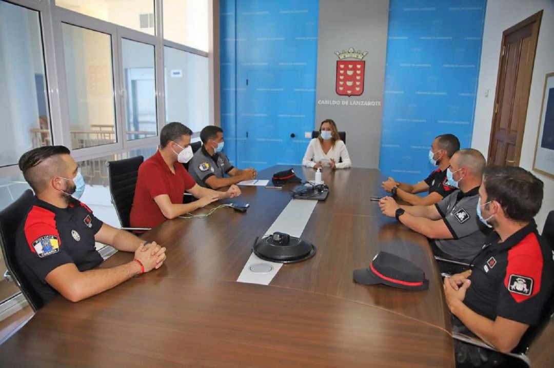 Reunión con agentes de la Policía Canaria.