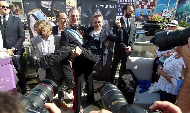 El cineasta vasco Juanma Bajo Ulloa, Goya con su debut en "Alas de mariposa" (1992), rodeado por el equipo del rodaje de su nueva película, ha tratado de provocar con la llegada triunfal de un personaje disfrazado de rey de España, donde ha anunciado su r