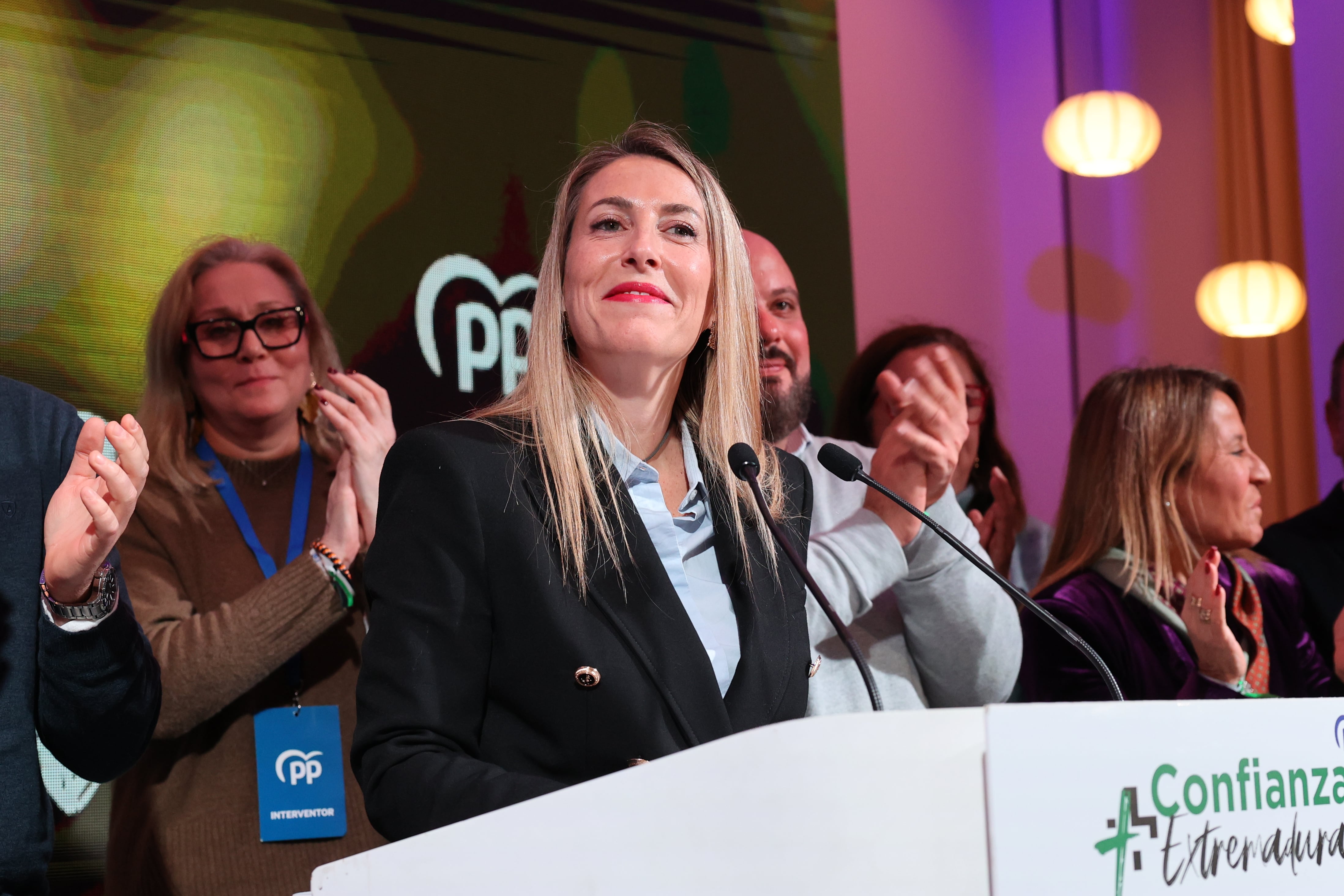 MÉRIDA, 21/12/2025.- La candidata del Partido Popular a la presidencia de la Junta de Extremadura María Guardiola durante su comparecencia tras conocer los resultados electorales extremeños, hoy domingo en Mérida. El PP ha conseguido 29 escaños. EFE/Jero Morales