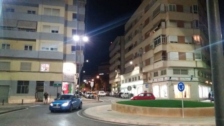 La calle se encuentra ya iluminada