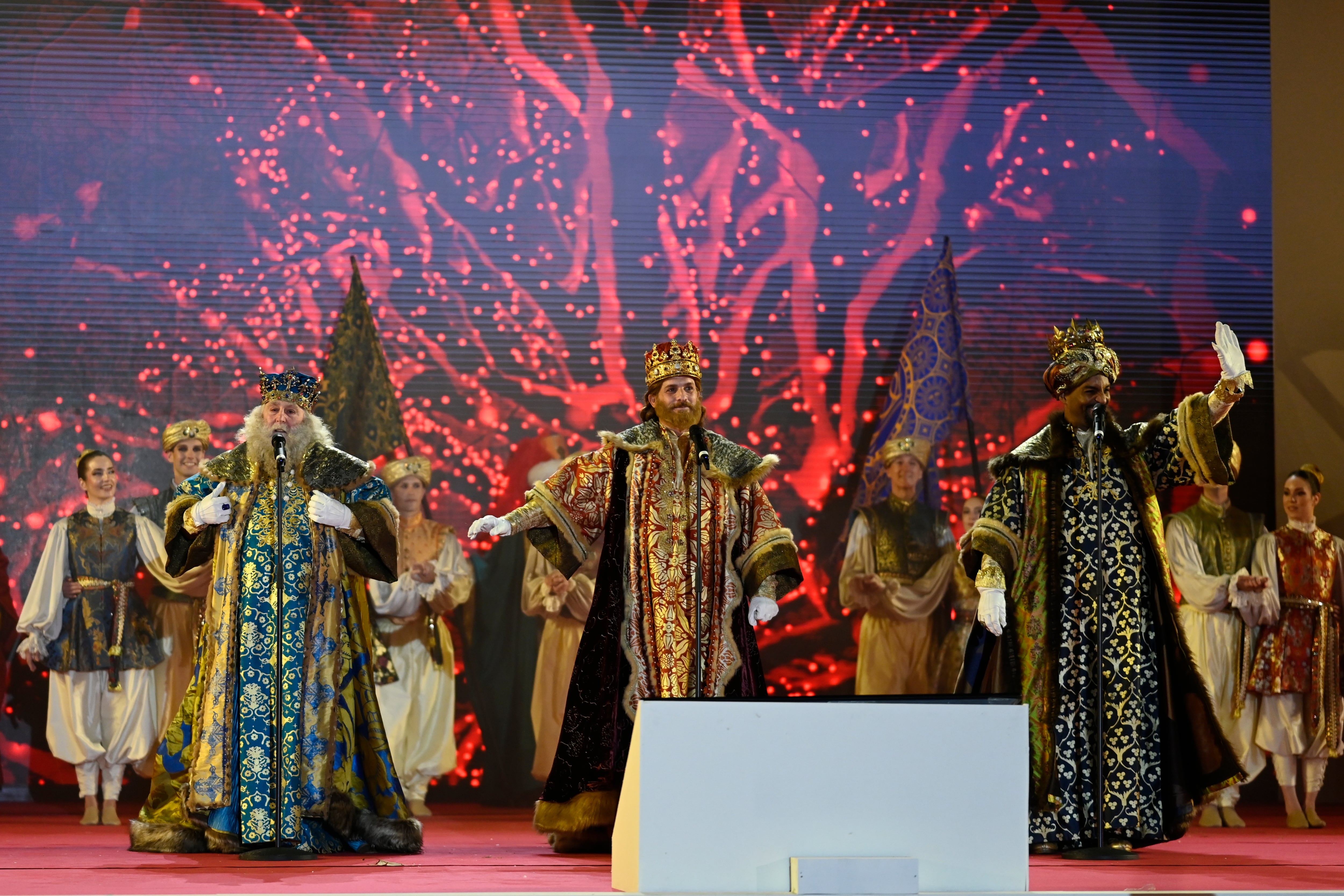 Tradicional cabalgata de los Reyes Magos, que desfila este domingo por el centro de la ciudad de Madrid