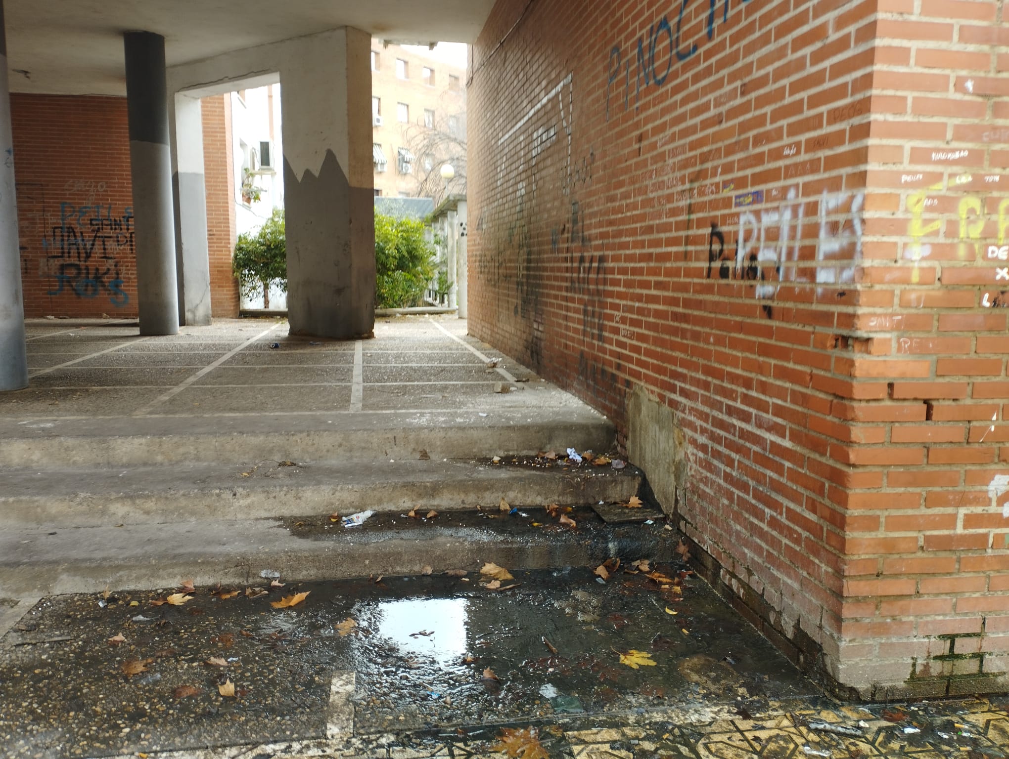 Soportal en la manzana 14 del barrio del Guadalquivir (Córdoba).