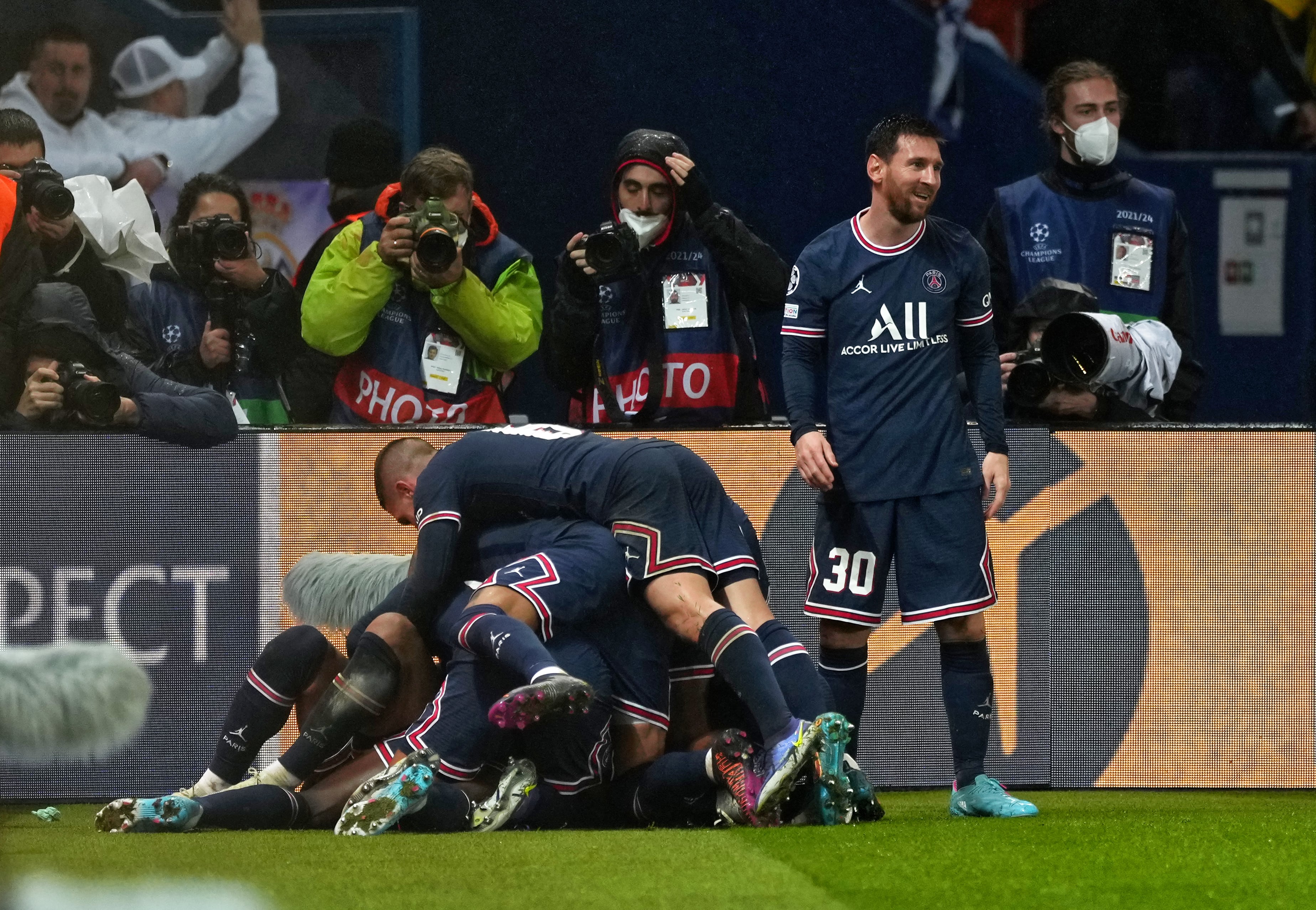 Leo Messi, al margen de la celebración del tanto de Mbappé al Real Madrid en la ida de octavos de final de la Champions League