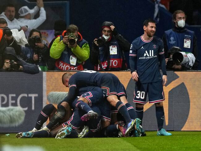 Leo Messi, al margen de la celebración del tanto de Mbappé al Real Madrid en la ida de octavos de final de la Champions League