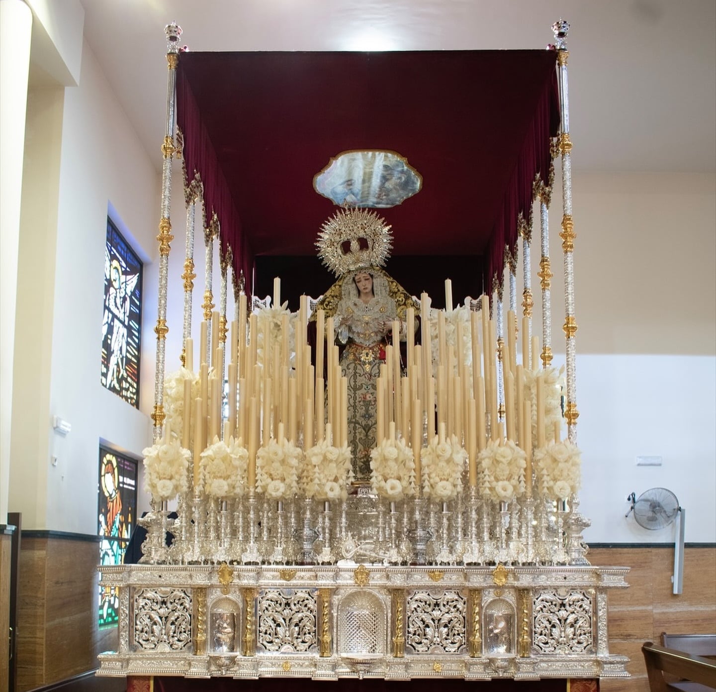 La Virgen de la Amargura de Jaén, preparada en su paso para la procesión extraordinaria del 5 de octubre de 2024.