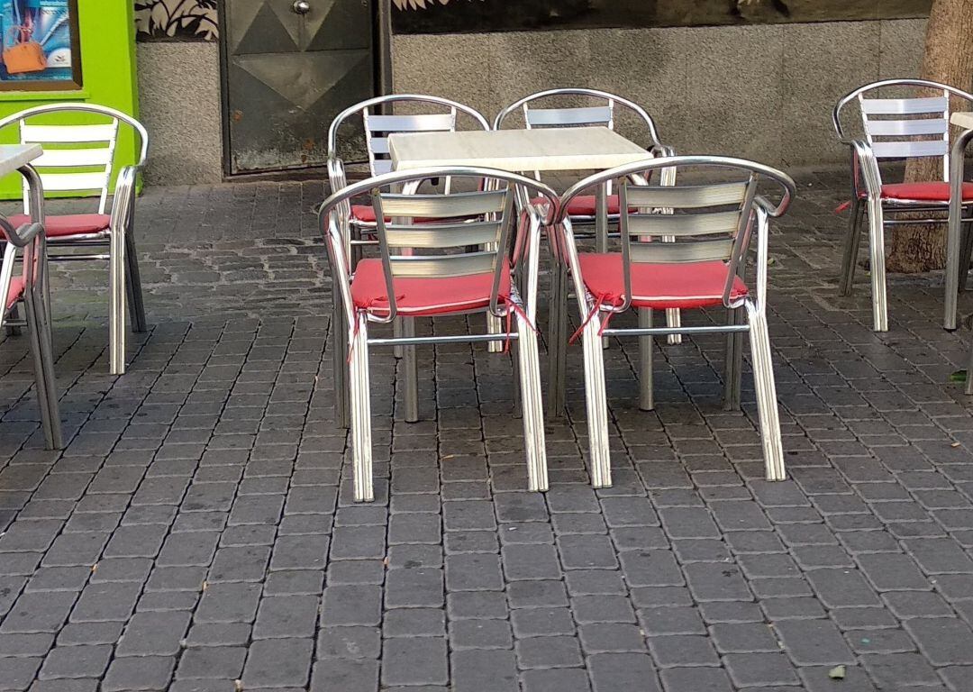 Terraza de un bar vacía 