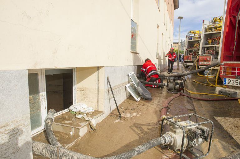 GRA154. AGRAMUNT (LLEIDA), 03/11/2015.- Bomberos realizan sus trabajos en la residencia geriátrica 'Ribera del Sió' de Agramunt (Lleida) donde esta madrugada han fallecido cuatro ancianas sorprendidas por una riada que ha inundado sus habitaciones. La residencia superó satisfactoriamente la última inspección de la Generalitat en mayo de 2014 con todas sus instalaciones en regla. EFE/Adrià Ropero