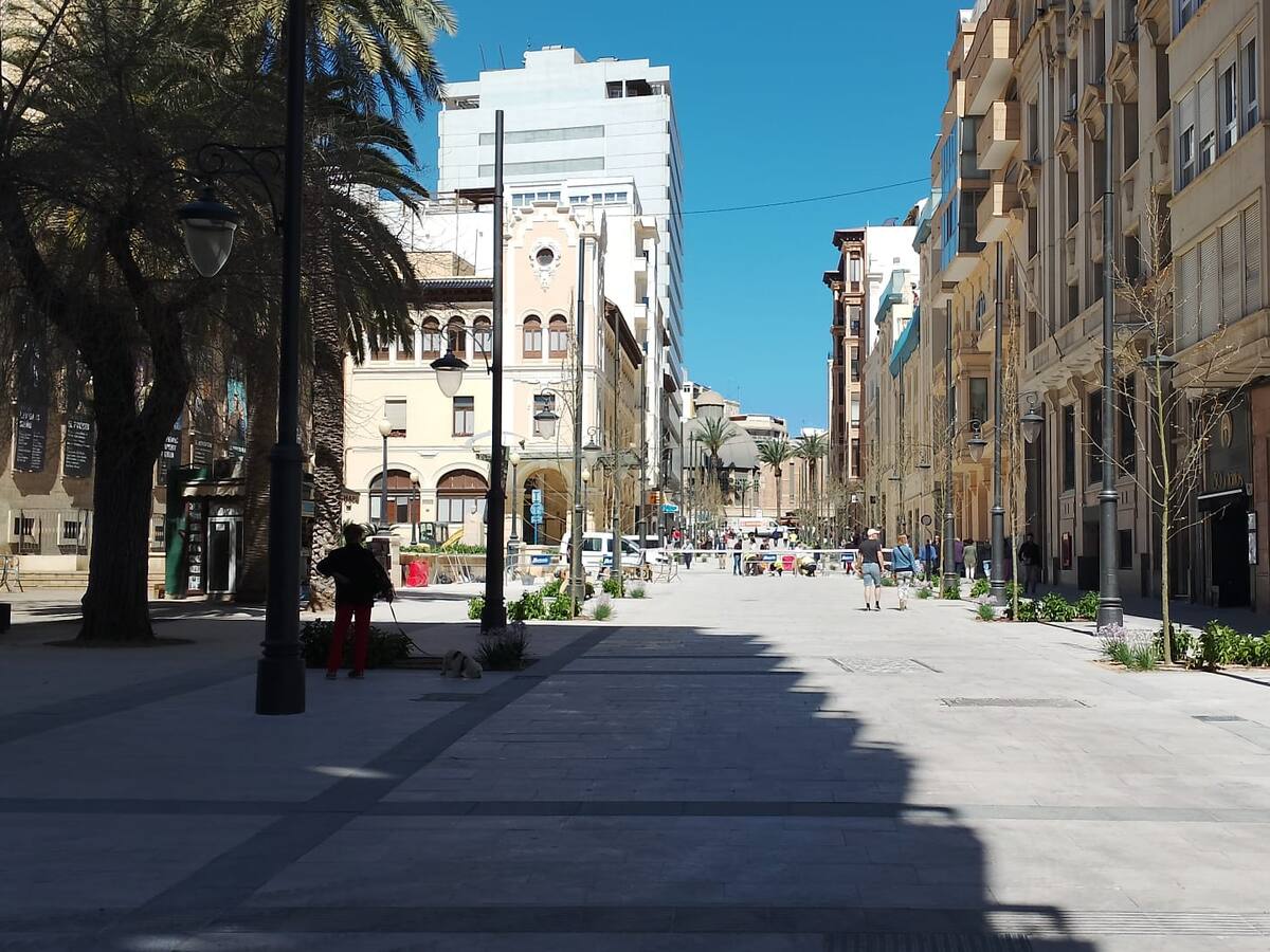 Jorge Olcina, catedrático de Geografía y director del Laboratorio de Climatología de la UA y José Cerda, oficial jefe retirado del Consorcio Provincial de Bomberos, en Hoy por Hoy Alicante abordan las causas y consecuencias de episodios de calor extr