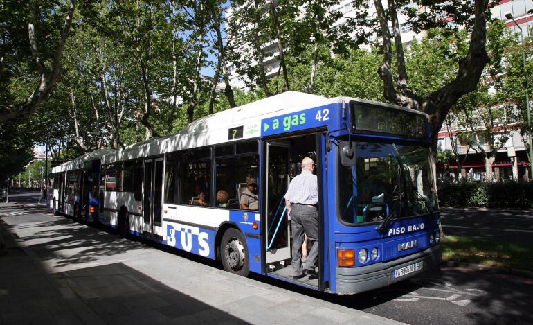Un autobús de AUVASA en una parada del paseo de Zorrilla