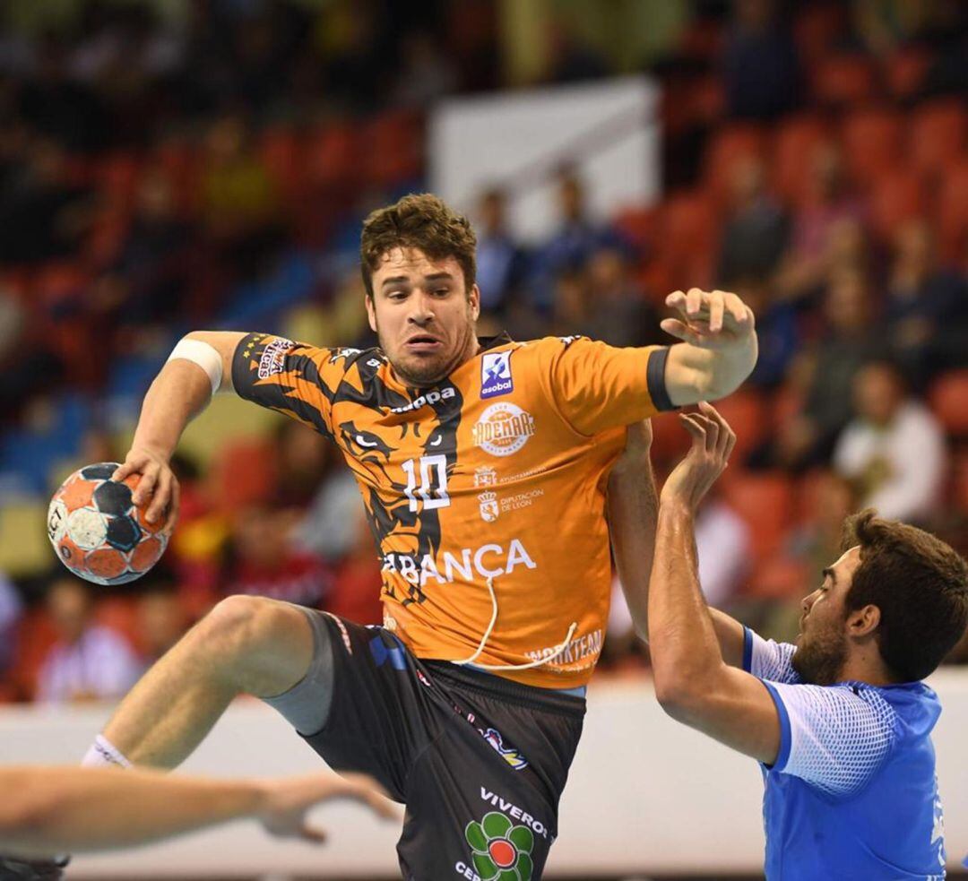 Rodrigo Perez intenta un lanzamiento a portería