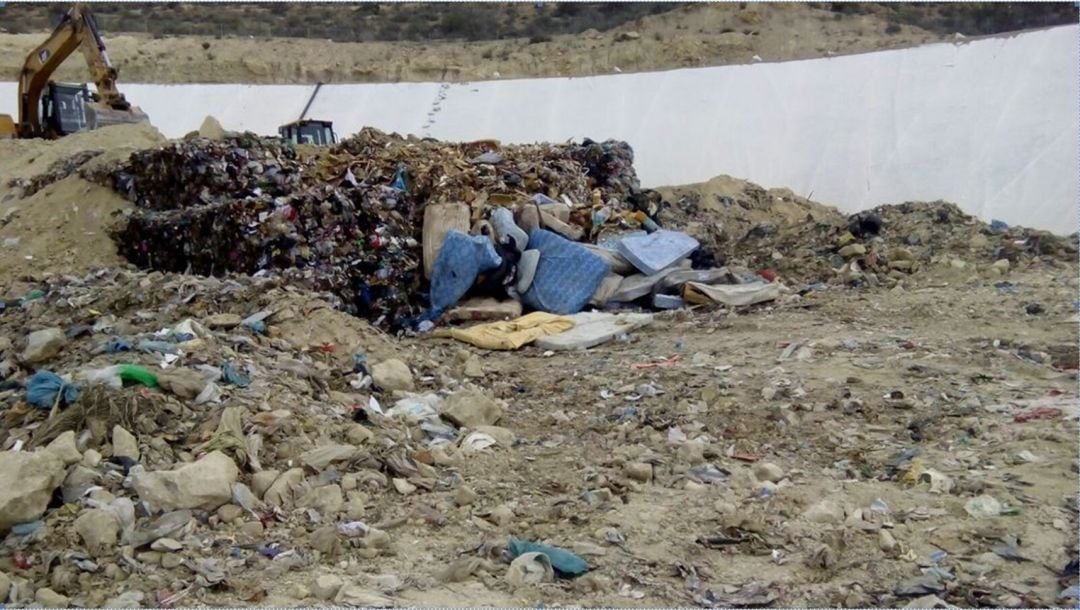 Basura acumulada en el vertedero del Campello, una de las cinco plantas de tratamiento mecánico-biológico de la provincia, que Ecologistas en Acción denuncia que superan en 25 puntos los niveles permitidos.