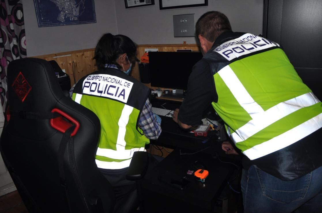 Los agentes de la Policía Nacional analizan los ordenadores de los detenidos