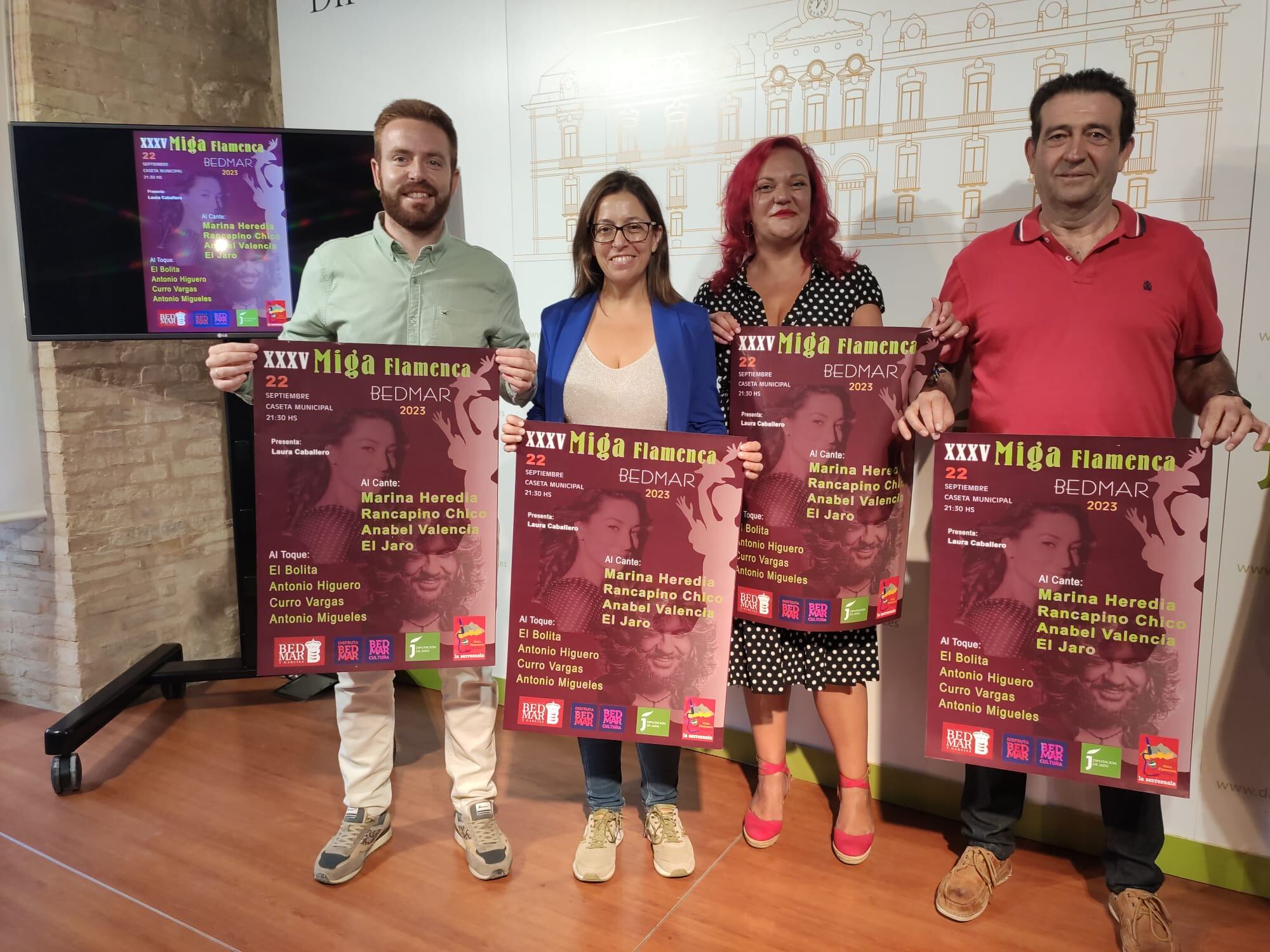 Personalidades de la política y la cultura posan con el cartel del Festival &#039;Miga Flamenca&#039; de Bedmar