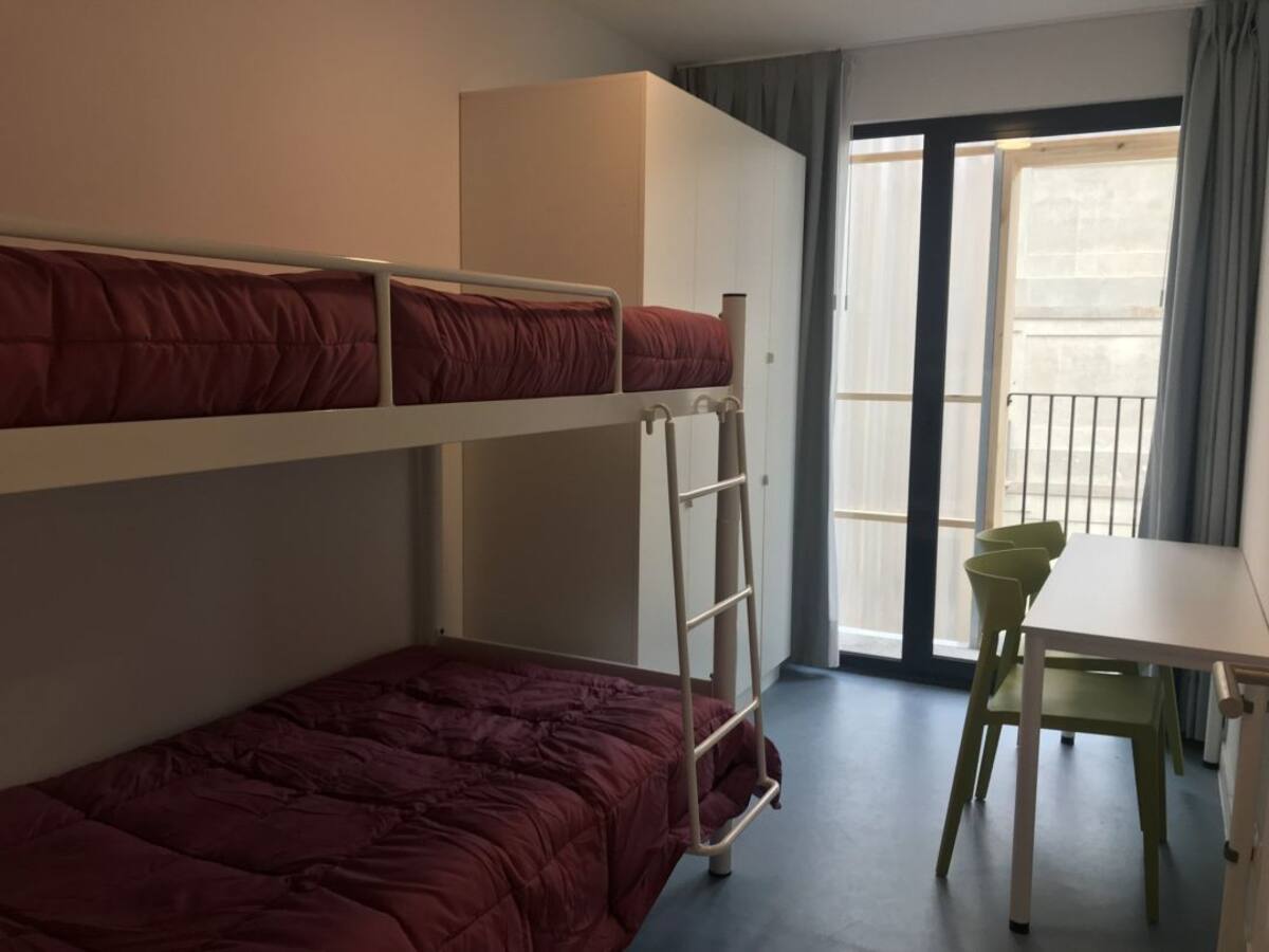 Así son los primeros pisos sociales fabricados con contenedores de barco en Barcelona