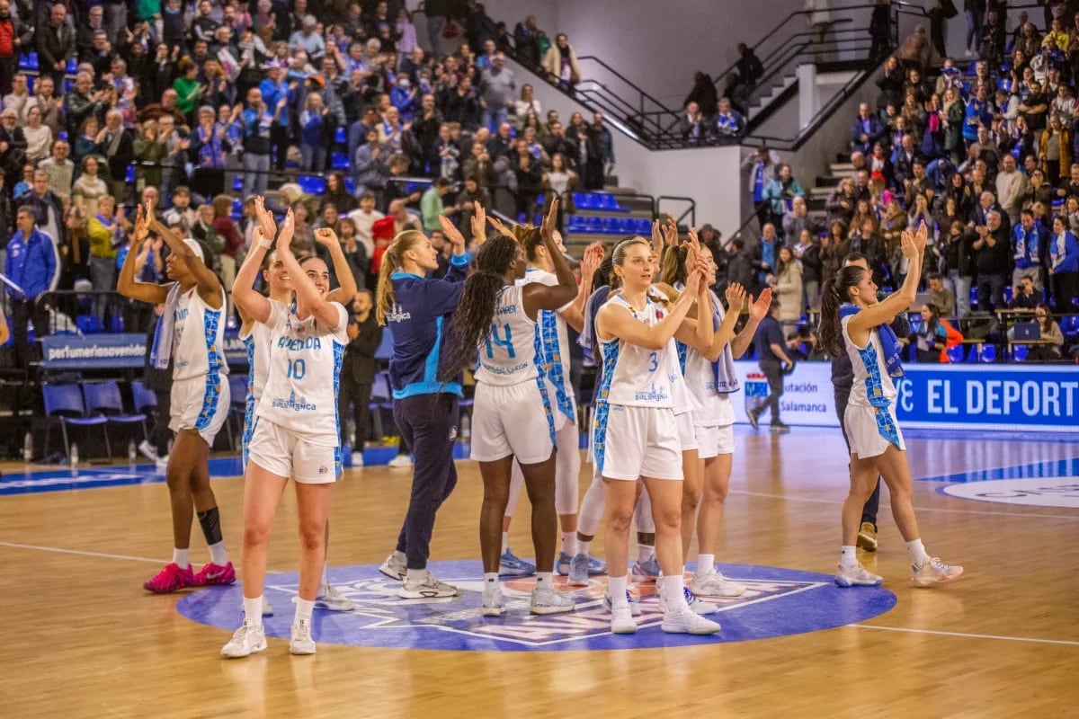 El equipo charro celebra la victoria ante Ferrol el pasado jueves/FIBA