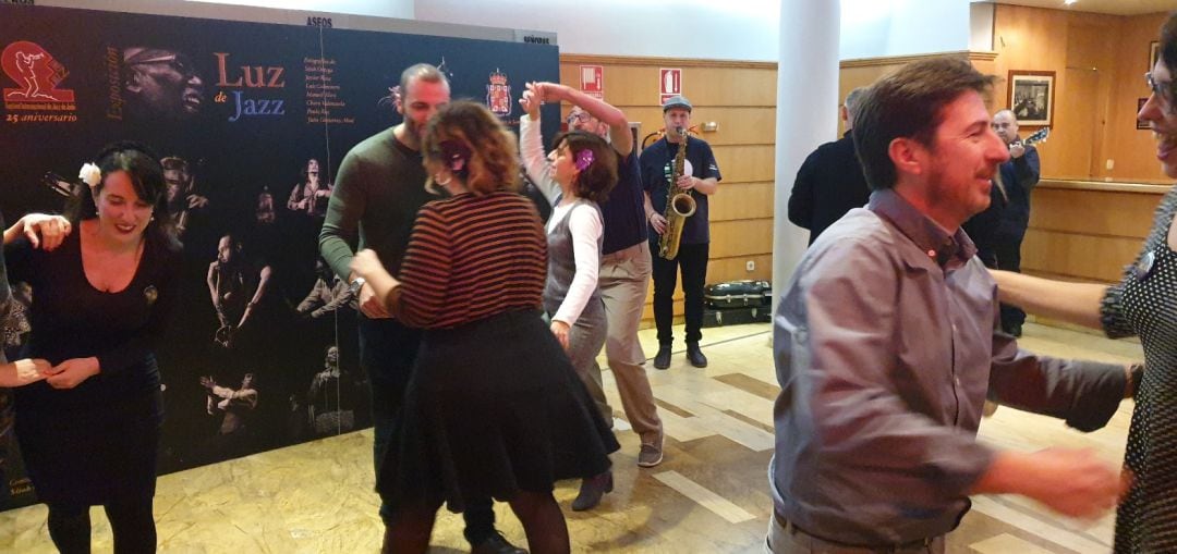 Participantes en la inauguración bailan en el hall del Teatro Darymelia.