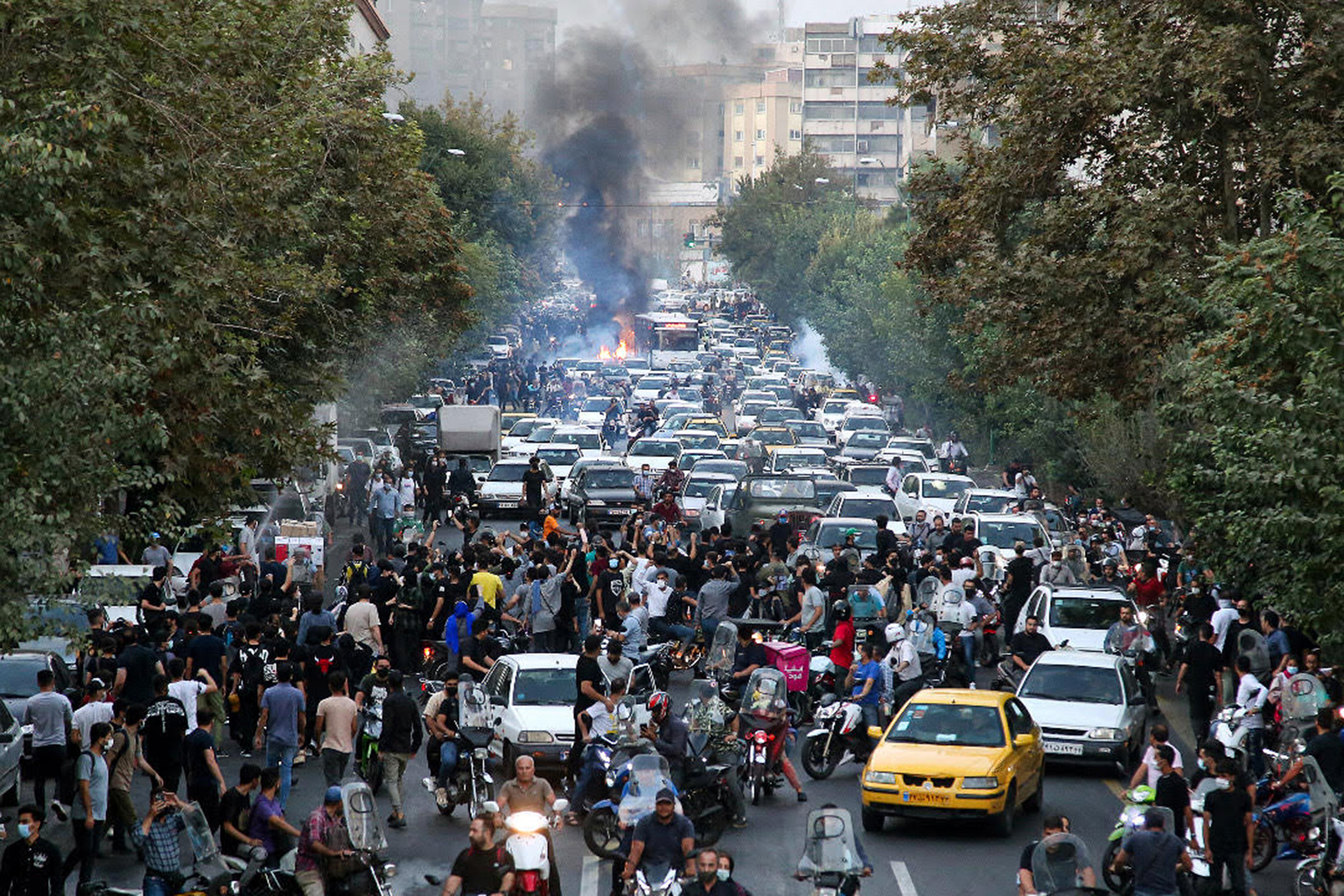 Docenas de personas se concentran en las calles de Teherán (Irán) para protestar contra el asesinato de la joven de 22 años, Masha Amini, a manos de la policía religiosa islámica, el pasado octubre.