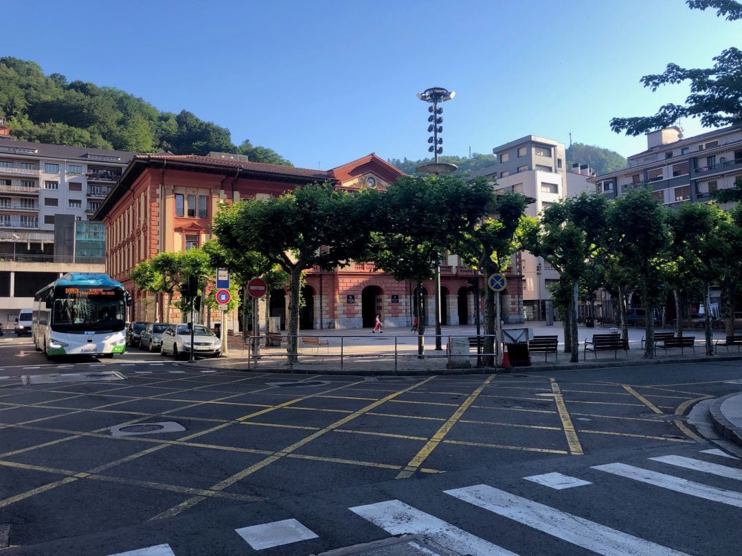 Imagen de la Plaza de Unzaga de Eibar con la casa consistorial al fondo